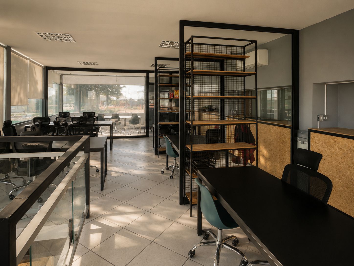 Andar 2 do coffee hub, com sala de reunião, cubículos e mesas flexíveis