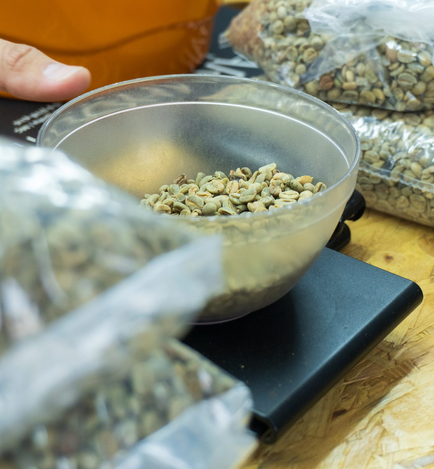 Amostra de café sendo preparada para avaliação, no coffee hub