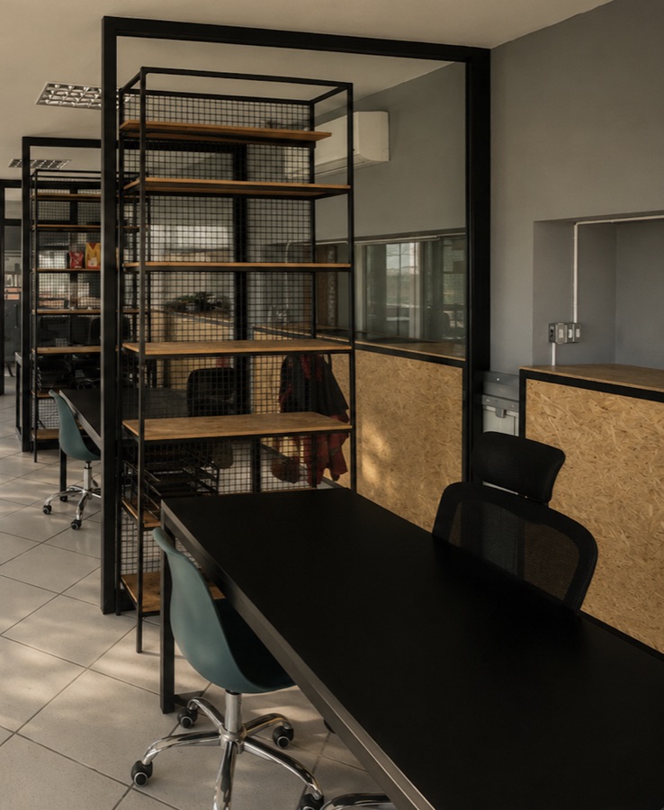 Cubículos individuais do coworking com divisórias